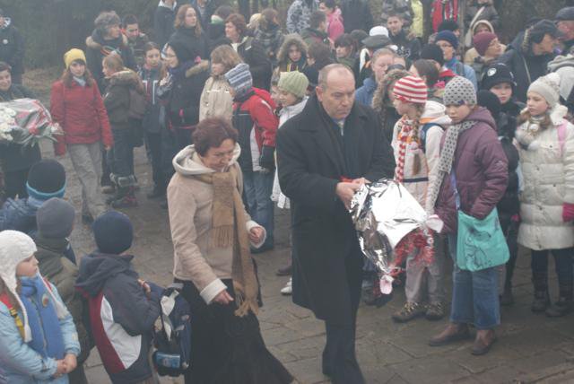 13. Składanie kwiatów pod pomnikiem w Fiszewie.jpg